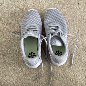 6.5 M women’s Nike Tanjun light gray running shoes
